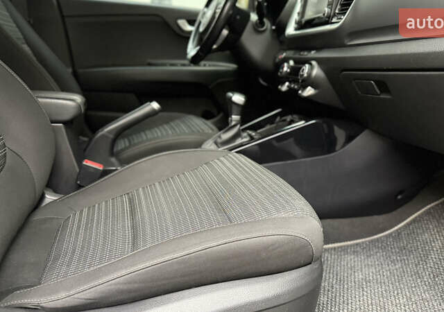 Білий Кіа Stonic, об'ємом двигуна 1.4 л та пробігом 68 тис. км за 15999 $, фото 35 на Automoto.ua