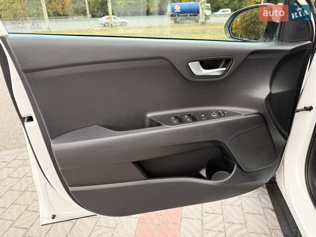 Білий Кіа Stonic, об'ємом двигуна 1.37 л та пробігом 87 тис. км за 16400 $, фото 16 на Automoto.ua