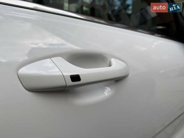 Білий Кіа Stonic, об'ємом двигуна 1.37 л та пробігом 68 тис. км за 17600 $, фото 7 на Automoto.ua