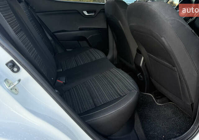 Білий Кіа Stonic, об'ємом двигуна 1.4 л та пробігом 68 тис. км за 15999 $, фото 7 на Automoto.ua