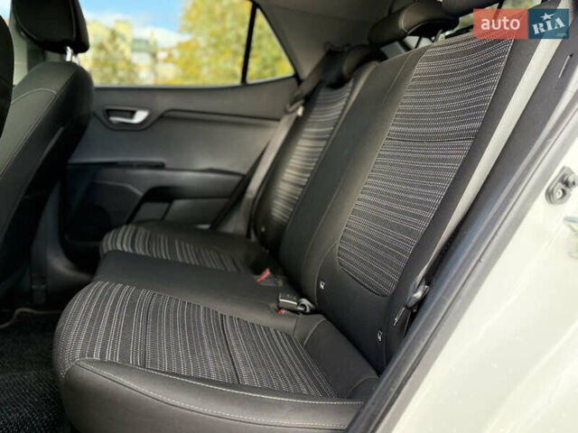 Білий Кіа Stonic, об'ємом двигуна 1.4 л та пробігом 68 тис. км за 15999 $, фото 39 на Automoto.ua