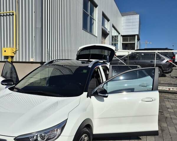 Білий Кіа Stonic, об'ємом двигуна 1.37 л та пробігом 68 тис. км за 16000 $, фото 13 на Automoto.ua