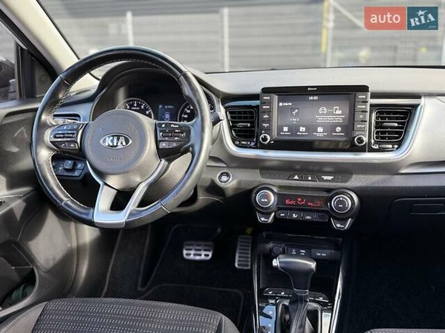 Білий Кіа Stonic, об'ємом двигуна 1.37 л та пробігом 68 тис. км за 17600 $, фото 2 на Automoto.ua