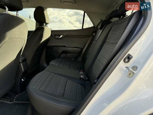 Білий Кіа Stonic, об'ємом двигуна 1.37 л та пробігом 68 тис. км за 17600 $, фото 19 на Automoto.ua