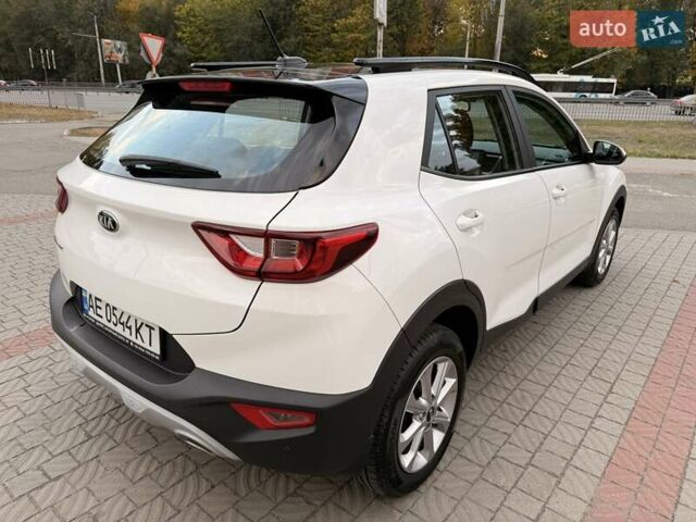 Білий Кіа Stonic, об'ємом двигуна 1.37 л та пробігом 87 тис. км за 16400 $, фото 10 на Automoto.ua