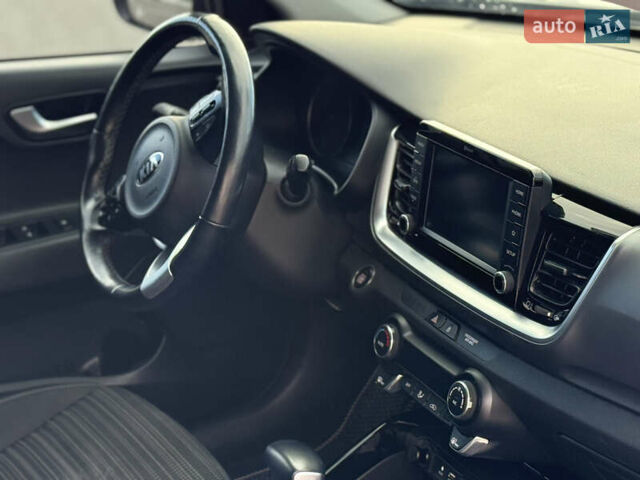 Білий Кіа Stonic, об'ємом двигуна 1.4 л та пробігом 68 тис. км за 15999 $, фото 41 на Automoto.ua