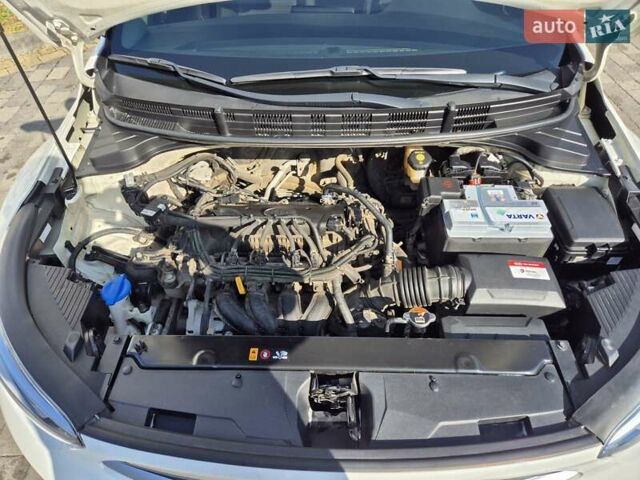 Білий Кіа Stonic, об'ємом двигуна 1.37 л та пробігом 68 тис. км за 16000 $, фото 8 на Automoto.ua