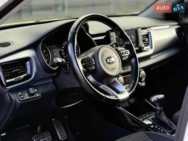 Білий Кіа Stonic, об'ємом двигуна 1.37 л та пробігом 68 тис. км за 17600 $, фото 17 на Automoto.ua