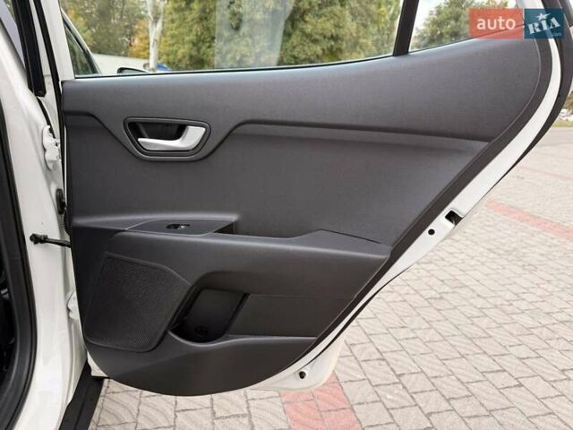 Білий Кіа Stonic, об'ємом двигуна 1.37 л та пробігом 87 тис. км за 16400 $, фото 24 на Automoto.ua
