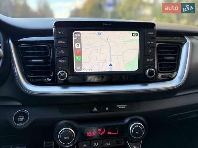 Білий Кіа Stonic, об'ємом двигуна 1.37 л та пробігом 68 тис. км за 17600 $, фото 3 на Automoto.ua