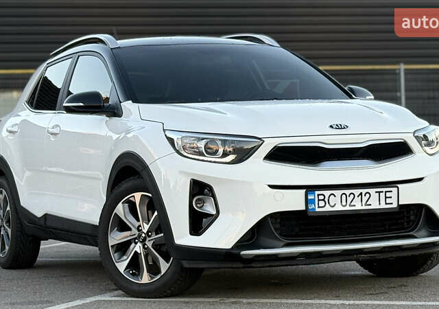 Білий Кіа Stonic, об'ємом двигуна 1.4 л та пробігом 68 тис. км за 15999 $, фото 2 на Automoto.ua