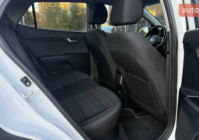 Білий Кіа Stonic, об'ємом двигуна 1.4 л та пробігом 68 тис. км за 15999 $, фото 8 на Automoto.ua
