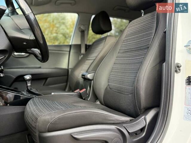 Білий Кіа Stonic, об'ємом двигуна 1.37 л та пробігом 68 тис. км за 17600 $, фото 13 на Automoto.ua
