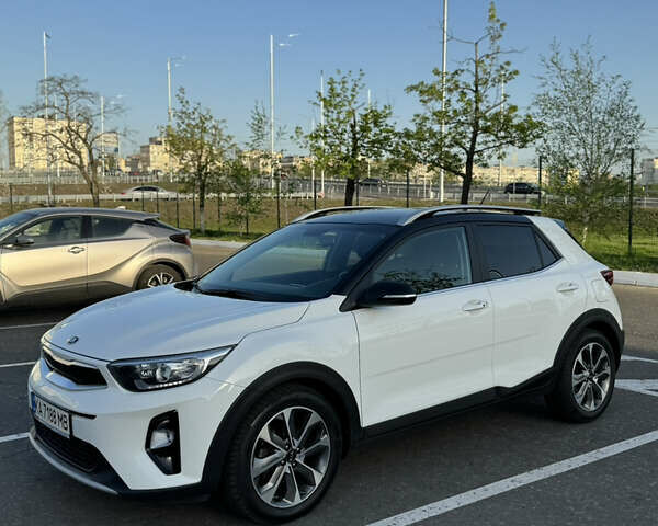 Белый Киа Stonic, объемом двигателя 1.37 л и пробегом 73 тыс. км за 17900 $, фото 1 на Automoto.ua