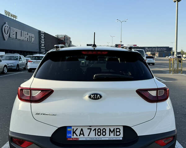 Белый Киа Stonic, объемом двигателя 1.37 л и пробегом 73 тыс. км за 17900 $, фото 7 на Automoto.ua