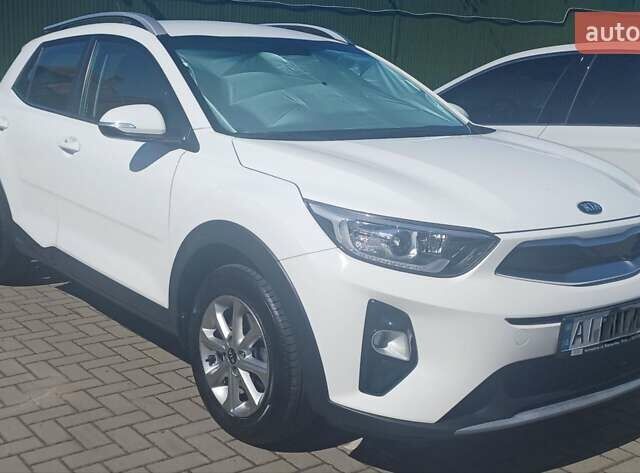 Белый Киа Stonic, объемом двигателя 1.4 л и пробегом 32 тыс. км за 20000 $, фото 4 на Automoto.ua