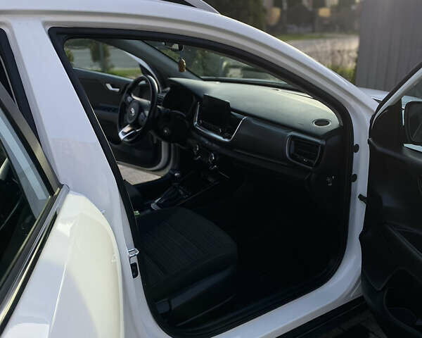 Белый Киа Stonic, объемом двигателя 1.37 л и пробегом 26 тыс. км за 17300 $, фото 4 на Automoto.ua
