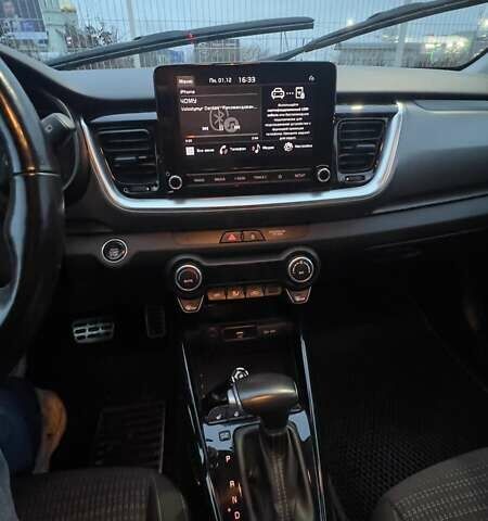 Белый Киа Stonic, объемом двигателя 1.37 л и пробегом 60 тыс. км за 17000 $, фото 4 на Automoto.ua
