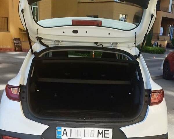 Белый Киа Stonic, объемом двигателя 1.4 л и пробегом 32 тыс. км за 20000 $, фото 3 на Automoto.ua