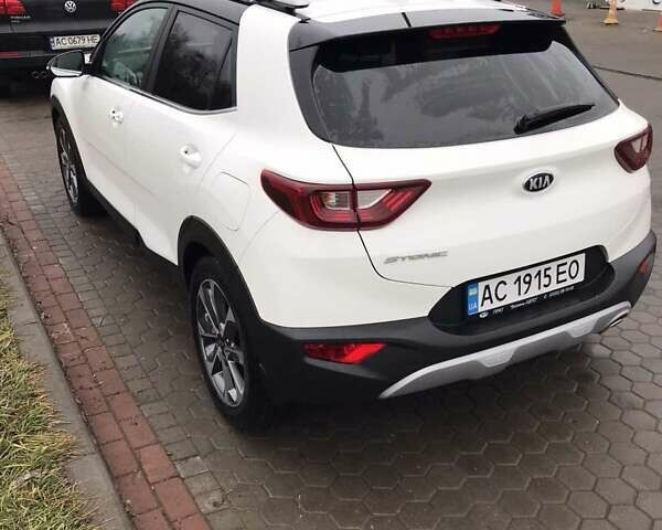 Белый Киа Stonic, объемом двигателя 1.37 л и пробегом 34 тыс. км за 18700 $, фото 4 на Automoto.ua