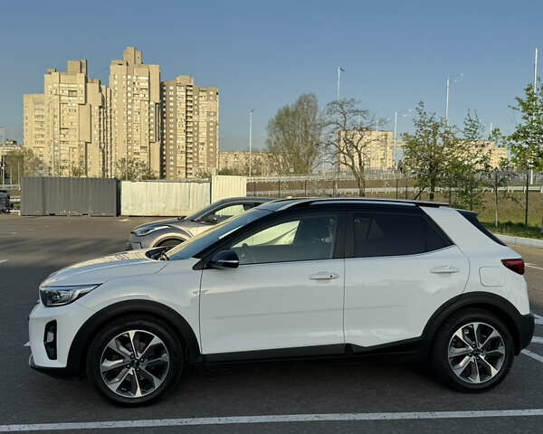 Белый Киа Stonic, объемом двигателя 1.37 л и пробегом 73 тыс. км за 17900 $, фото 2 на Automoto.ua