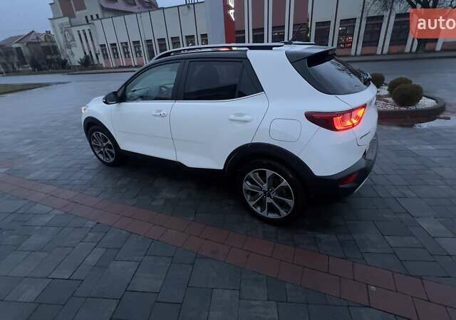 Белый Киа Stonic, объемом двигателя 1.37 л и пробегом 60 тыс. км за 17000 $, фото 1 на Automoto.ua