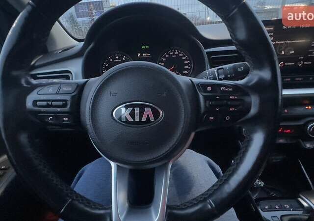 Белый Киа Stonic, объемом двигателя 1.37 л и пробегом 60 тыс. км за 17000 $, фото 5 на Automoto.ua