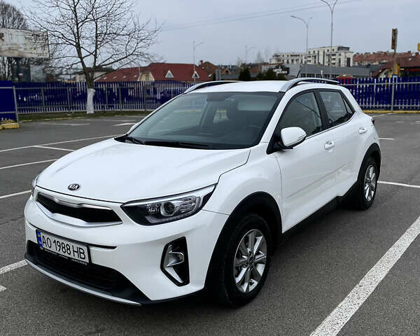 Белый Киа Stonic, объемом двигателя 1.37 л и пробегом 26 тыс. км за 17300 $, фото 2 на Automoto.ua