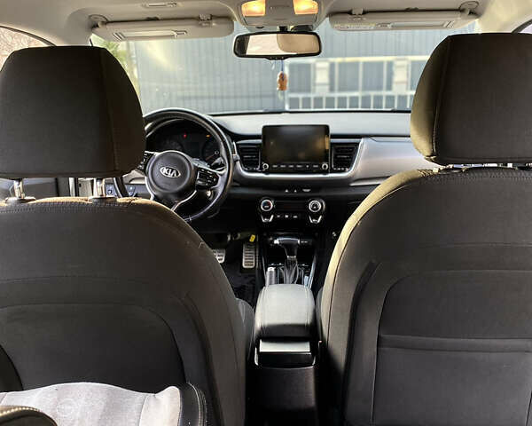 Белый Киа Stonic, объемом двигателя 1.37 л и пробегом 26 тыс. км за 17300 $, фото 6 на Automoto.ua