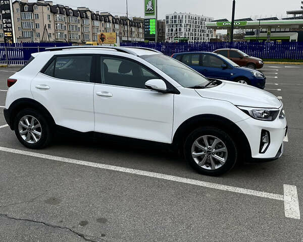 Белый Киа Stonic, объемом двигателя 1.37 л и пробегом 26 тыс. км за 17300 $, фото 3 на Automoto.ua