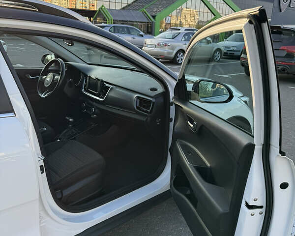 Белый Киа Stonic, объемом двигателя 1.37 л и пробегом 73 тыс. км за 17900 $, фото 17 на Automoto.ua