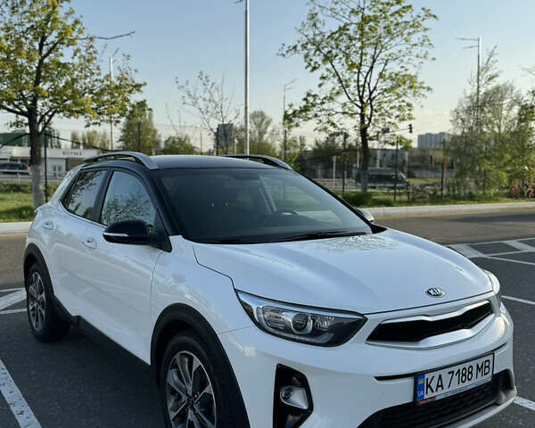 Белый Киа Stonic, объемом двигателя 1.37 л и пробегом 73 тыс. км за 17900 $, фото 3 на Automoto.ua
