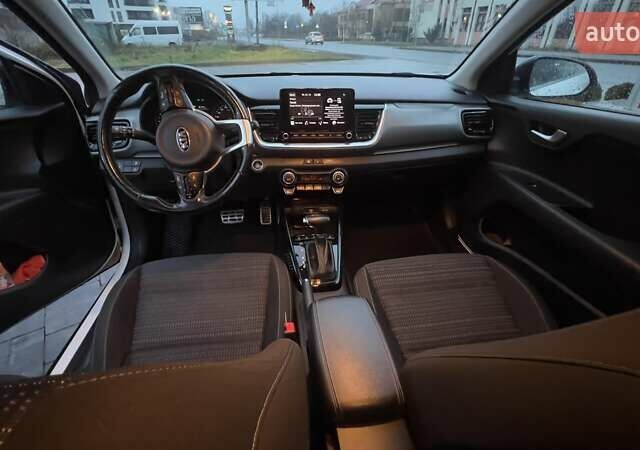 Белый Киа Stonic, объемом двигателя 1.37 л и пробегом 60 тыс. км за 17000 $, фото 6 на Automoto.ua