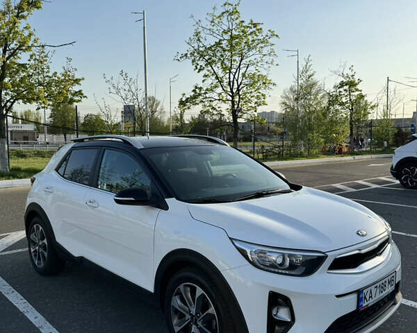Белый Киа Stonic, объемом двигателя 1.37 л и пробегом 73 тыс. км за 17900 $, фото 5 на Automoto.ua