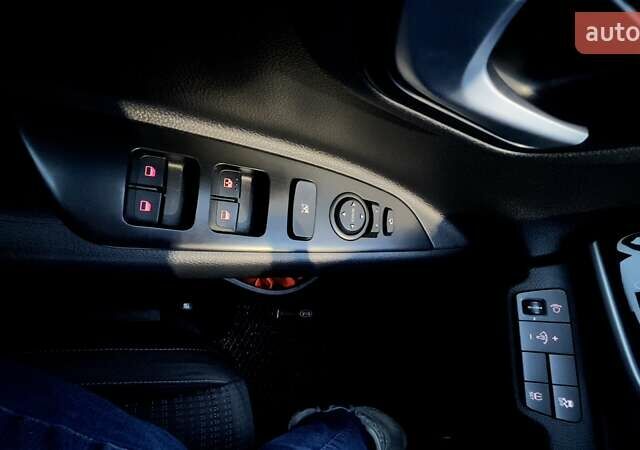 Белый Киа Stonic, объемом двигателя 1.37 л и пробегом 60 тыс. км за 17000 $, фото 3 на Automoto.ua