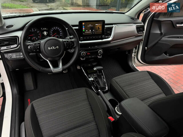 Белый Киа Stonic, объемом двигателя 1.4 л и пробегом 24 тыс. км за 17500 $, фото 30 на Automoto.ua
