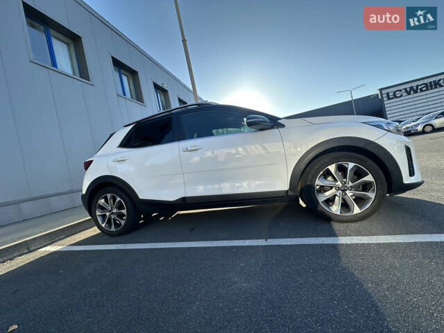 Белый Киа Stonic, объемом двигателя 1.37 л и пробегом 50 тыс. км за 17800 $, фото 3 на Automoto.ua
