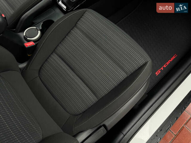 Белый Киа Stonic, объемом двигателя 1.4 л и пробегом 24 тыс. км за 17500 $, фото 58 на Automoto.ua