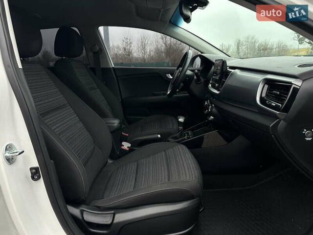 Белый Киа Stonic, объемом двигателя 1.4 л и пробегом 54 тыс. км за 17800 $, фото 11 на Automoto.ua