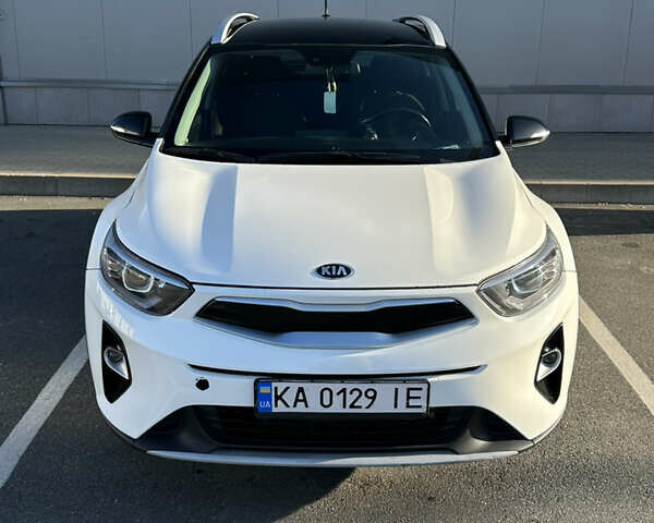 Белый Киа Stonic, объемом двигателя 1.37 л и пробегом 50 тыс. км за 17800 $, фото 4 на Automoto.ua