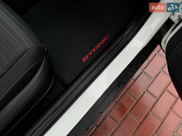 Белый Киа Stonic, объемом двигателя 1.4 л и пробегом 24 тыс. км за 17500 $, фото 54 на Automoto.ua