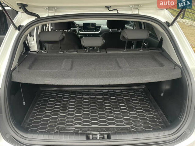 Белый Киа Stonic, объемом двигателя 1.4 л и пробегом 54 тыс. км за 17800 $, фото 18 на Automoto.ua