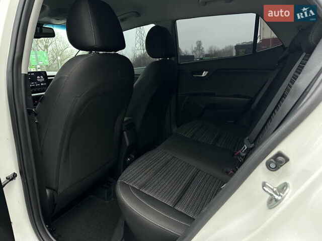 Белый Киа Stonic, объемом двигателя 1.4 л и пробегом 54 тыс. км за 17800 $, фото 13 на Automoto.ua