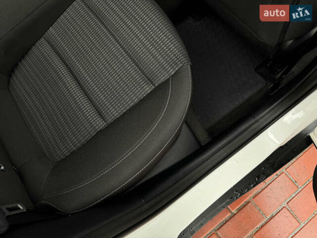 Белый Киа Stonic, объемом двигателя 1.4 л и пробегом 24 тыс. км за 17500 $, фото 60 на Automoto.ua