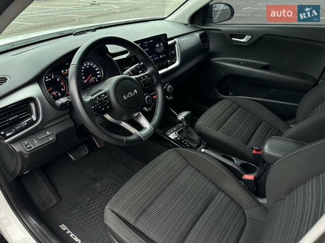 Белый Киа Stonic, объемом двигателя 1.4 л и пробегом 54 тыс. км за 17800 $, фото 8 на Automoto.ua