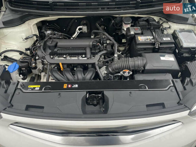 Белый Киа Stonic, объемом двигателя 1.4 л и пробегом 54 тыс. км за 17800 $, фото 19 на Automoto.ua