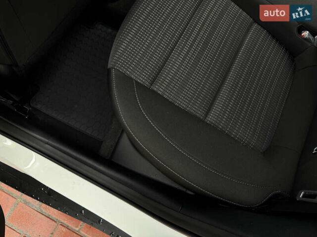 Белый Киа Stonic, объемом двигателя 1.4 л и пробегом 24 тыс. км за 17500 $, фото 59 на Automoto.ua