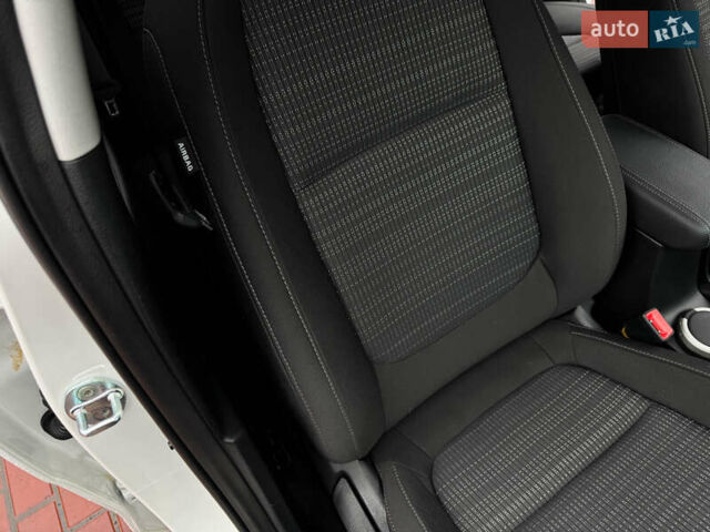 Белый Киа Stonic, объемом двигателя 1.4 л и пробегом 24 тыс. км за 17500 $, фото 56 на Automoto.ua