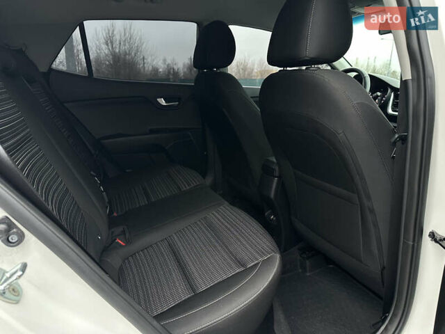 Белый Киа Stonic, объемом двигателя 1.4 л и пробегом 54 тыс. км за 17800 $, фото 14 на Automoto.ua