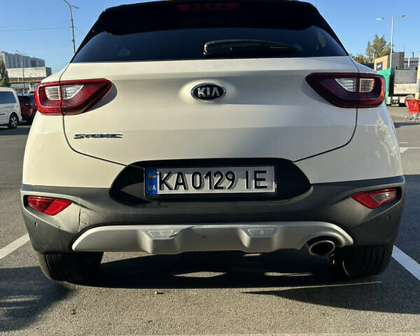 Белый Киа Stonic, объемом двигателя 1.37 л и пробегом 50 тыс. км за 17800 $, фото 2 на Automoto.ua